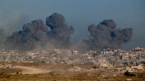 Largas columnas de humo nacen de lugares bombardeados por Israel en la ciudad de Gaza, de donde tratan de salir cerca de un millón de palestinos.
