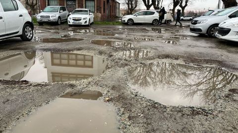 Baches y socavones que llenan la parcela 1008 en la zona de Batallones, en Esteiro.