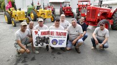 Los ocho amigos de la asociación Amigos del Tractor que partieron de la localidad leonesa de San Román de los Caballeros (en el municipio leonés de Llamas de la Ribera) con sus clásicos tractores hasta Santiago de Compostela.