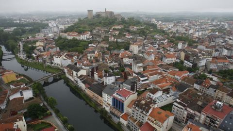 El puente viejo y la pasarela peatonal (a la izquierda), vistos desde un globo aerstatico