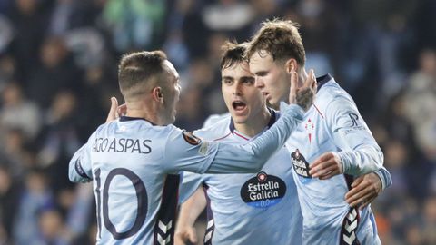 Miguel Rom�n, celebrando el gol del Celta ante el PAOK con su autor, Williot Swedberg, y Iago Aspas.