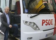 El candidato del PSOE, Agust�n Fern�ndez, subiendo al bus electoral de los socialistas. 