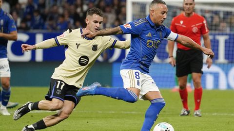 El centrocampista del Oviedo Santi Cazorla juega un baln ante Marc Casad, del Barcelona