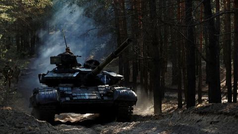 Soldados ucranianos conducen un tanque ruso capturado en la regi�n de J�rkov