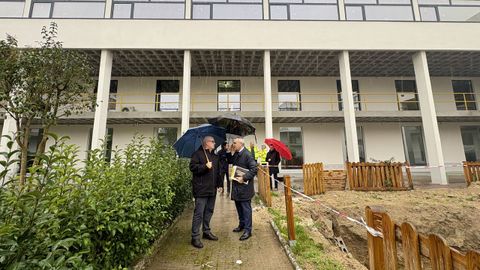 El sudlegado del Gobierno en Ourense, Eladio Santos, con el director de la prisi�n de Pereiro, Francisco Gonz�lez, en una zona en obras del centro penitenciario.