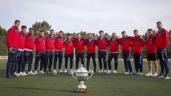 Los jugadores del Uni�n de Asados posan con el t�tulo de campeones de Primera Galicia.