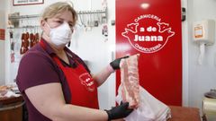 Costilla y criollos para las parrillas. No hay San Xo�n sin brasas, tanto para asar sardinas como carne. La carnicera ribeirense Juana G�mez manifestaba ayer que en las �ltimas horas recibi� un buen volumen de pedidos, especialmente de costilla, criollos y, en menor medida, de pollo