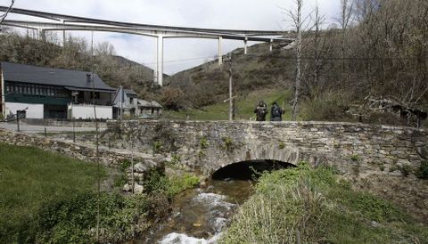 Tres puentes: la abuela, la madre y la hija-nieta. En primer trmino el Camino de Santiago, que us la primera N-VI, mientras que al fondo se ven el viaducto de Ruiteln (de la N-VI desde 1983 y luego de la A-6 desde el 2011) y el de Samprn construido solo para la A-6.