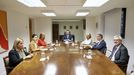  El presidente del Principado, Adri�n Barb�n (c), y responsables del PSOE y de IU al inicio de la reuni�n que mantienen, este lunes, para abordar la negociaci�n del proyecto de presupuestos generales del Principado para 2023