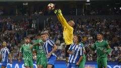 El meta Mi�o despeja un ataque deportivista