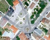 El centro de Sober. En la foto de arriba, el plano de como quedar la plaza tras la reforma, y en la de abajo una imagen area de la zona de las obras tal como est en la actualidad