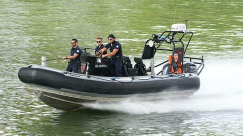 Fotografía de archivo de una patrulla policial sobre el río Sena.