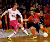 El viveirense Christian presiona a Gr�llo, de ElPozo Murcia.