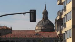 Cámaras sobre un semáforo para vigilar la entrada al tramo peatonal del Cardenal