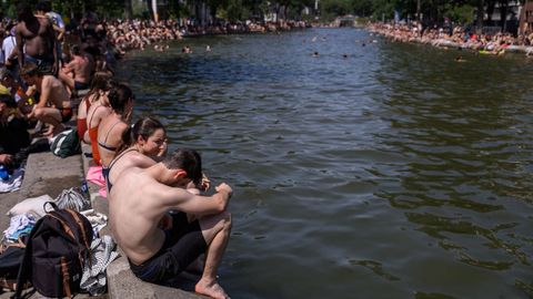 J�venes ba��ndose en el Canal Saint Martin en Par�s durante la ola de calor de junio