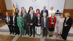 Foto de familia de las premiadas con el presidente y los miembros de la Mesa del Parlamento.