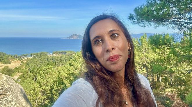 <span lang= gl >Lidia Mariño non Outeiro Bicudo de Baroña, onde gravou un vídeo sobre a lenda dá moura</span>