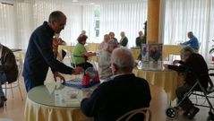 Imagen de archivo de usuarios en uno de los salones de la residencia de A Pobra