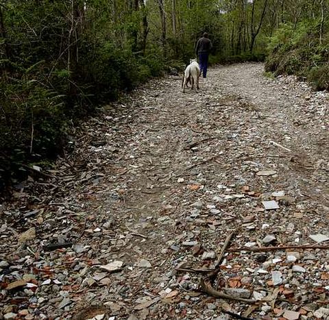 <span lang= es-es >Agualada (Coristanco)</span>. La pista de acceso al �rea recreativa est� pavimentada de escombros y pl�sticos.