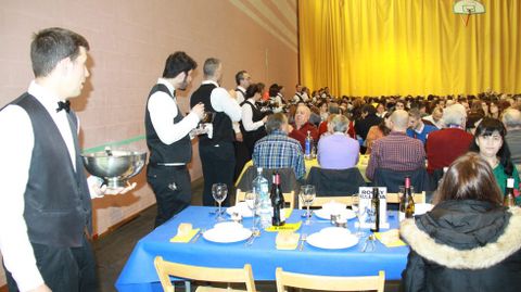Codillo.M�s de 1.050 comensales se citaron en la Festa do Codillo