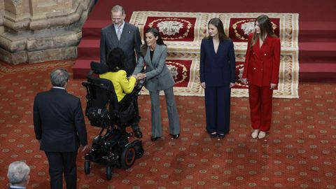 Los reyes Felipe VI y Letizia junto a la princesa Leonor (2d) y la infanta Sof�a (d) reciben en audiencia a los galardonados con las �Medallas de Asturias 2025�, �Hijo Predilecto 2025�, e �Hijos Adoptivos 2025
