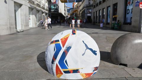 Uno de los balones repartidos por la capital