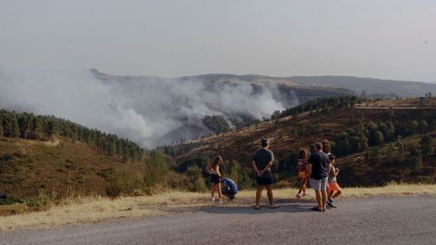 Varios vecinos observan el incendio en Maceda.