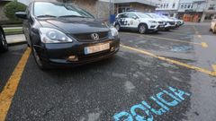 Positivo en coca�na. Veh�culo inmovilizado por la Polic�a Local porque el conductor, vecino de Carballo, dio positivo en el drogotest y en la base de datos figura que tiene el permiso caducado desde 2020.
