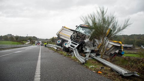 El camin implicado en el choque se sali del vial y fue a parar a la cuneta
