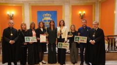 El Ayuntamiento de Oviedo entrega los premios a los ganadores del concurso de escaparates de Semana Santa organizado por la Hermandad de Estudiantes