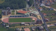 Una vista a�rea del campo municipal y el pabell�n polideportivo de A Pinguela, en una imagen de archivo