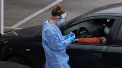 Los sanitarios hacen pruebas PCR a los conductores en el punto autocovid del HUCA