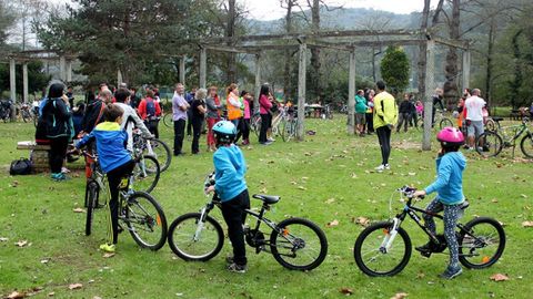 Ni�os jugando a la cinta en bici. Archivo