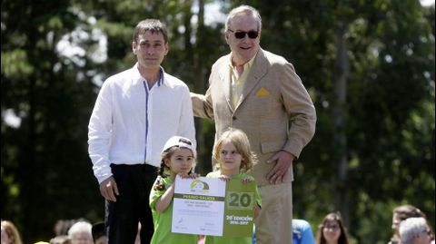 El presidente de La Voz de Galicia, Santiago Rey Fern�ndez-Latorre, entreg� el Premio Galicia de Voz Natura al CEIP San Salvador de Teis de Vigo. Recogieron el premio Jes�s Abel Souto, coordinador del trabajo, y, en representaci�n de todos los alumnos, Mara Medina Roca y Nuno Tiz�n Cou�ago