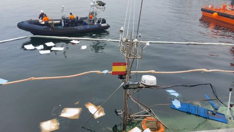 Barreras anticontaminaci�n por el hundimiento en Ribeira del barco Mar�a Estefan�a