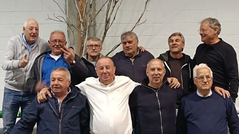 Jos� Manuel Rojo (de camisa blanca) posa con un grupo de amigos y compa�eros en la comida de homenaje celebrada en A Picota, Mazaricos.