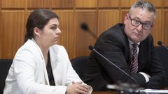 El abogado defensor (d) de la joven a la que se juzga desde este lunes en la Audiencia Provincial de Murcia acusada de asesinar al beb� que acababa de alumbrar en el domicilio familiar (i), en Yecla, Murcia, en una imagen de archivo