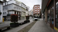 Respetando el confinamiento, calles como esta de Viveiro estaban as� de vac�as este domingo