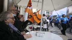 Partidarios del PSD toman un aperitivo en la terraza del Majestic, mientras j�venes de Iniciativa Liberal desfilan por Santa Catarina. 