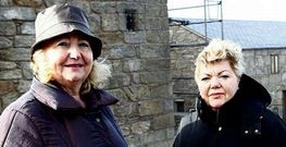 Manuela Tajes Vali�a y Pilar B�a.