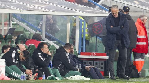 Pablo López, cabizbajo en la zona técnica del Racing.