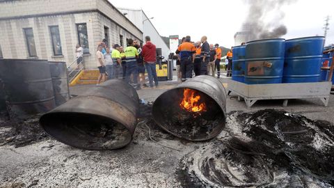 Trabajadores de la factora de Vesuvius en Langreo protestan en el interior de la empresa tras el anuncio del cierre