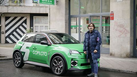 Vctor Grande junto al nuevo vehculo elctrico y automtico