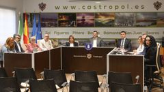 El Presidente del Principado de Asturias, Adrian Barb�n (c) preside la reuni�n del Consejo de Gobierno acompa�ado de la vicepresidenta, Gimena llamado (i) y el consejero de Hacienda, Justicia y Asuntos Europeos, Guillermo Pel�ez (d) que hoy se celebra en la localidad del occidente asturiano de Castropol donde tambi�n se celebran los actos del D�a de Asturias (8 de Septiembre), esta ma�ana de lunes