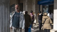 José Manuel Romero, en la cola de la oficina de empleo de la calle Ramón Piñeiro de Santiago en la que obligan a los desempleados a esperar en la calle