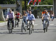 <span lang= es-es >Puertas abiertas en bicicleta</span>. El alcalde de Vigo y parte de su gobierno recorrieron ayer con el director de PSA Vigo, Yann Martin (a la izquierda), la planta en el D�a Mundial del Medio Ambiente. 