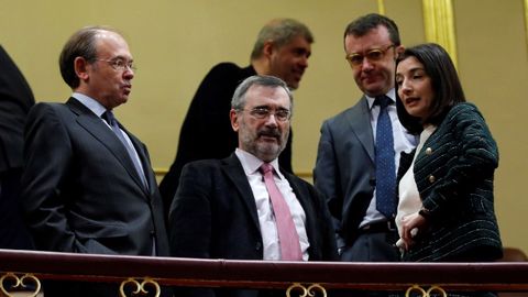 La presidenta del Senado, Pilar Llop, conversa con Po Garca Escudero y Manuel Cruz en una desangelada tribuna de invitados.