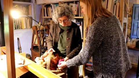 La investigadora predoctoral Llara Fuente Corripio elaborando una encuesta antropol�gica con la artesana textil Paz Mesa.