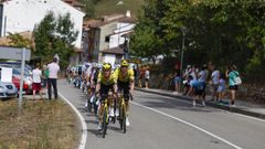 El pelot�n durante la decimocuarta etapa de la Vuelta ciclista a Espa�a que se disputa este s�bado sobre 135,9 kil�metros en Asturias con comienzo en Avil�s y final en las duras rampas del Alto de la Ferrapona, en los lagos de Somiedo
