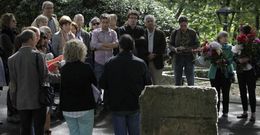La ofrenda tuvo lugar delante del monolito en honor a Mar�a Wonenburger. 